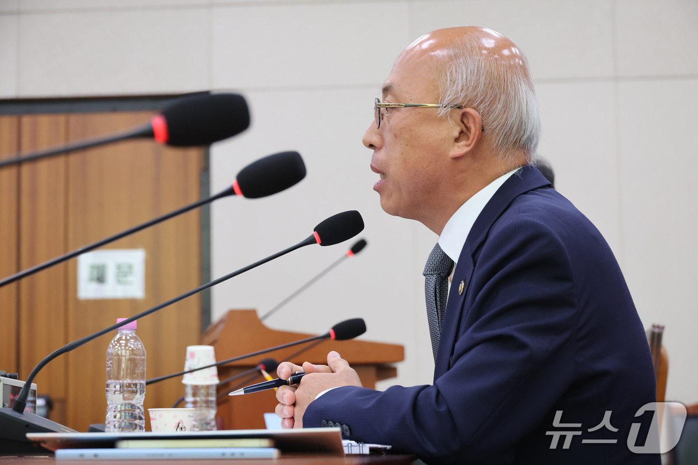 (서울=뉴스1) 신웅수 기자 = 조원철 법제처장이 15일 서울 여의도 국회에서 열린 법제사법위원회의 법제처에 대한 국정감사에서 의원 질의에 답변하고 있다. 2026.10.15/뉴스 …