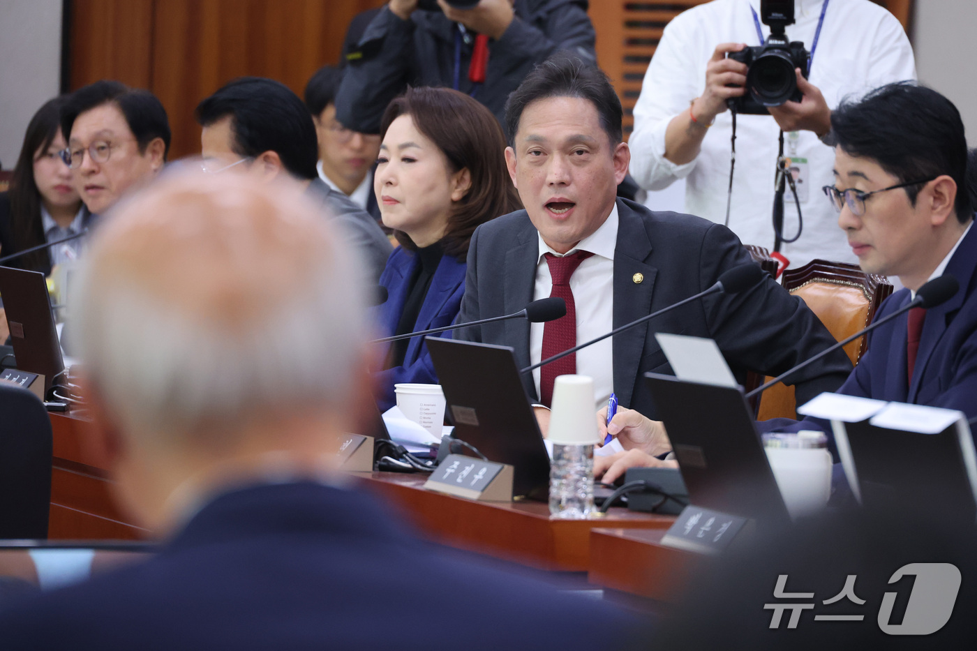 (서울=뉴스1) 신웅수 기자 = 김태규 국민의힘 의원이 15일 서울 여의도 국회에서 열린 법제사법위원회의 법제처에 대한 국정감사에서 조원철 법제처장에게 질의하고 있다. 2026.1 …