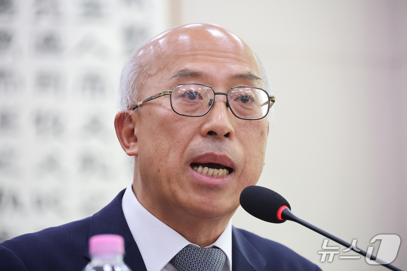 (서울=뉴스1) 신웅수 기자 = 조원철 법제처장이 15일 서울 여의도 국회에서 열린 법제사법위원회의 법제처에 대한 국정감사에서 의원 질의에 답변하고 있다. 2026.10.15/뉴스 …