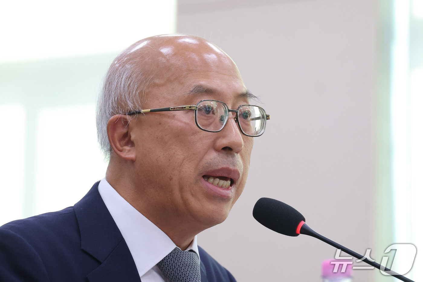 (서울=뉴스1) 신웅수 기자 = 조원철 법제처장이 15일 서울 여의도 국회에서 열린 법제사법위원회의 법제처에 대한 국정감사에서 의원 질의에 답변하고 있다. 2026.10.15/뉴스 …