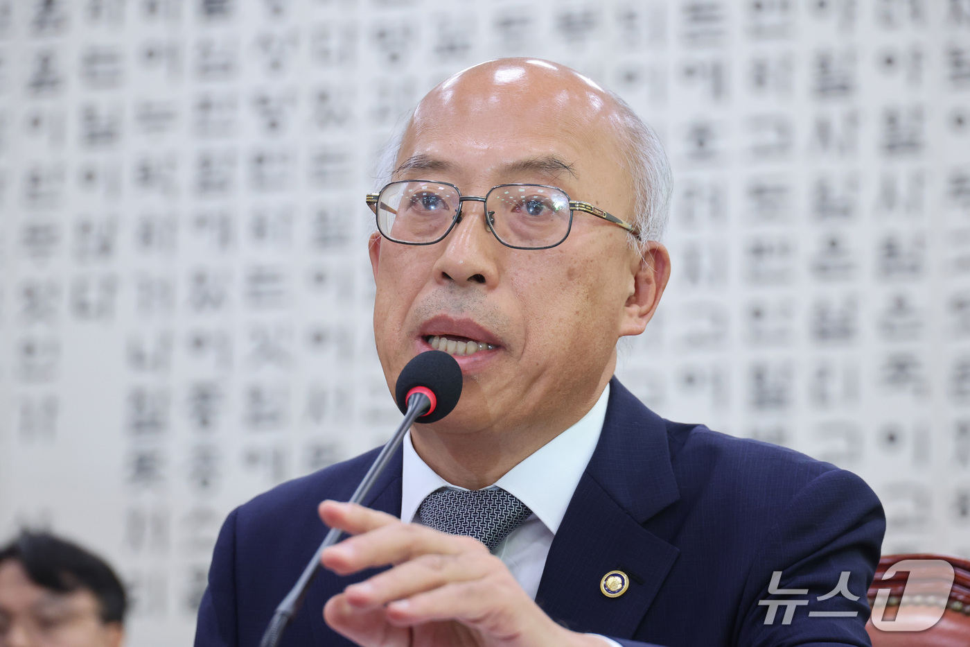 (서울=뉴스1) 신웅수 기자 = 조원철 법제처장이 15일 서울 여의도 국회에서 열린 법제사법위원회의 법제처에 대한 국정감사에서 의원 질의에 답변하고 있다. 2026.10.15/뉴스 …