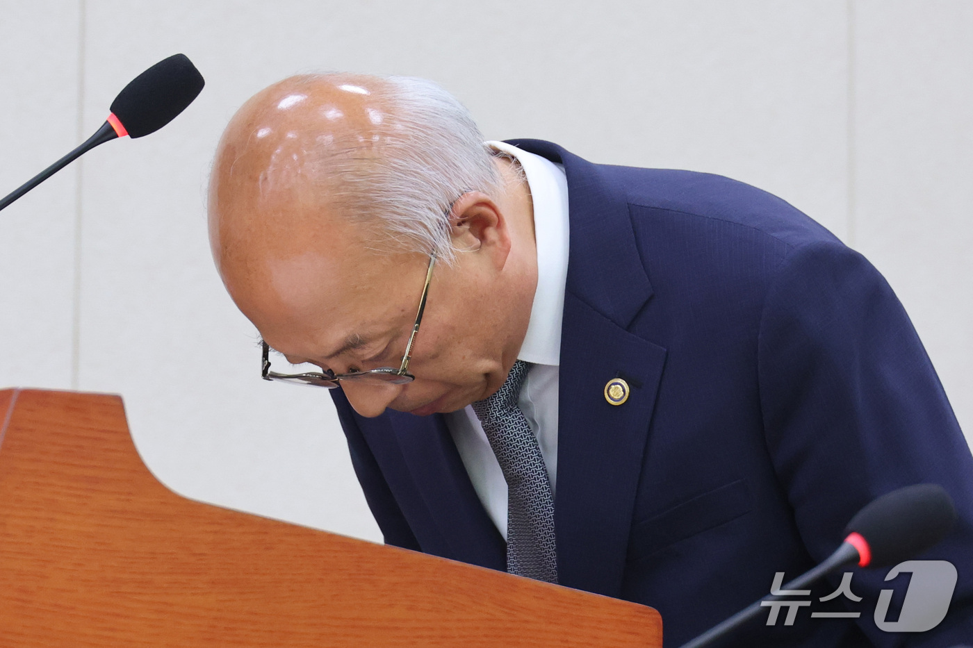 (서울=뉴스1) 신웅수 기자 = 조원철 법제처장이 15일 서울 여의도 국회에서 열린 법제사법위원회의 법제처에 대한 국정감사에서 인사하고 있다. 2026.10.15/뉴스1