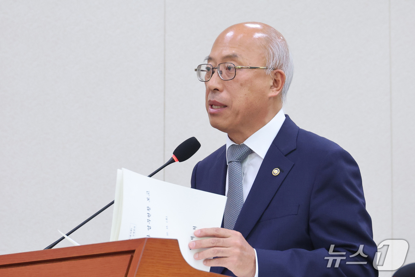 (서울=뉴스1) 신웅수 기자 = 조원철 법제처장이 15일 서울 여의도 국회에서 열린 법제사법위원회의 법제처에 대한 국정감사에서 의원 질의에 답변하고 있다. 2026.10.15/뉴스 …