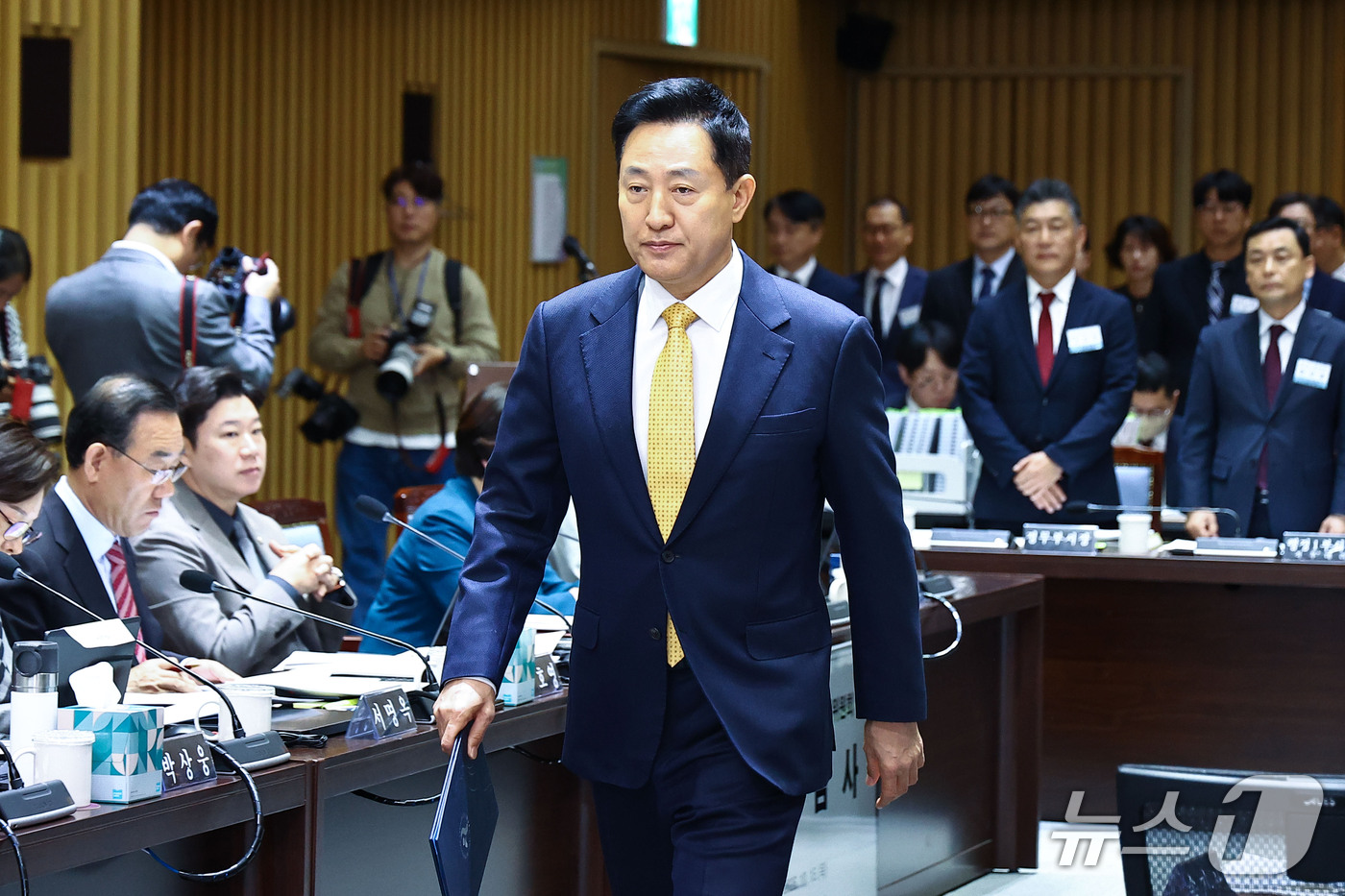 (서울=뉴스1) 구윤성 기자 = 오세훈 서울시장이 15일 서울시청에서 열린 국회 행정안전위원회 서울특별시 국정감사에서 증인 선서문을 김영진 위원장에게 전달하기 위해 걸어오고 있다. …