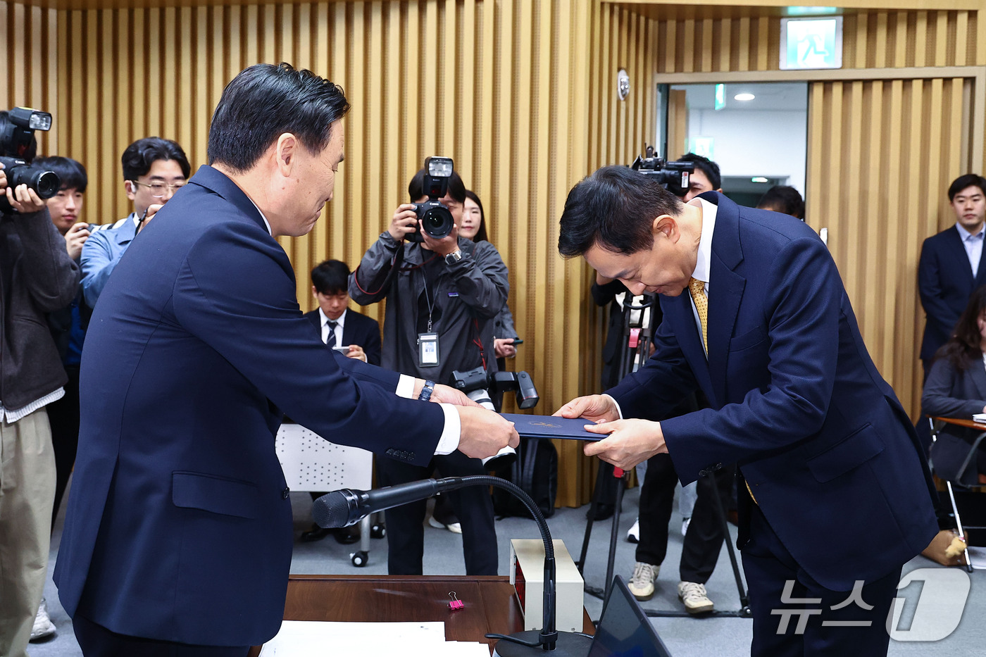 (서울=뉴스1) 구윤성 기자 = 오세훈 서울시장(오른쪽)이 15일 서울시청에서 열린 국회 행정안전위원회 서울특별시 국정감사에서 선서문을 김영진 위원장에게 전달하고 있다. (공동취재 …