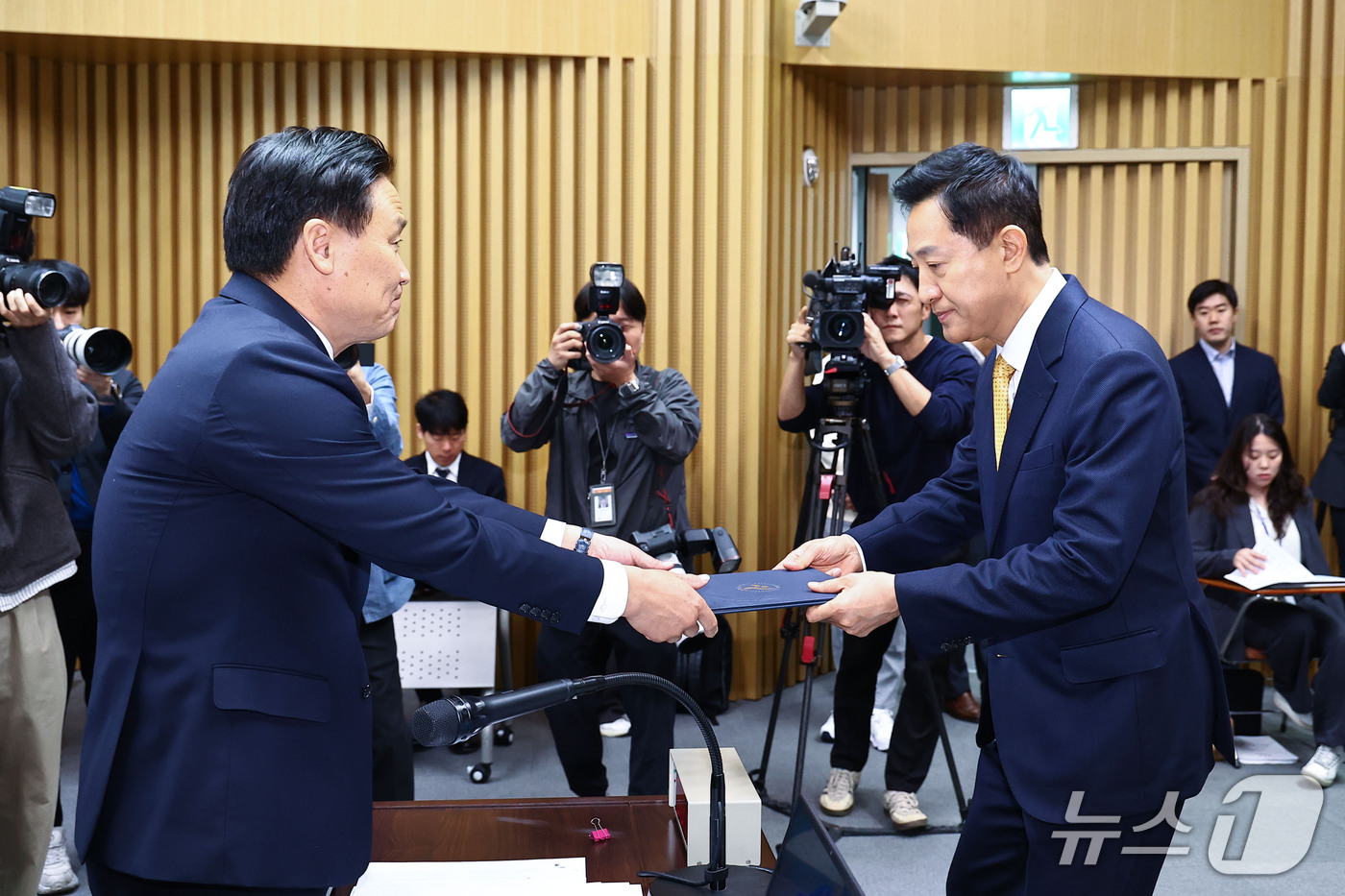 (서울=뉴스1) 구윤성 기자 = 오세훈 서울시장(오른쪽)이 15일 서울시청에서 열린 국회 행정안전위원회 서울특별시 국정감사에서 선서문을 김영진 위원장에게 전달하고 있다. (공동취재 …