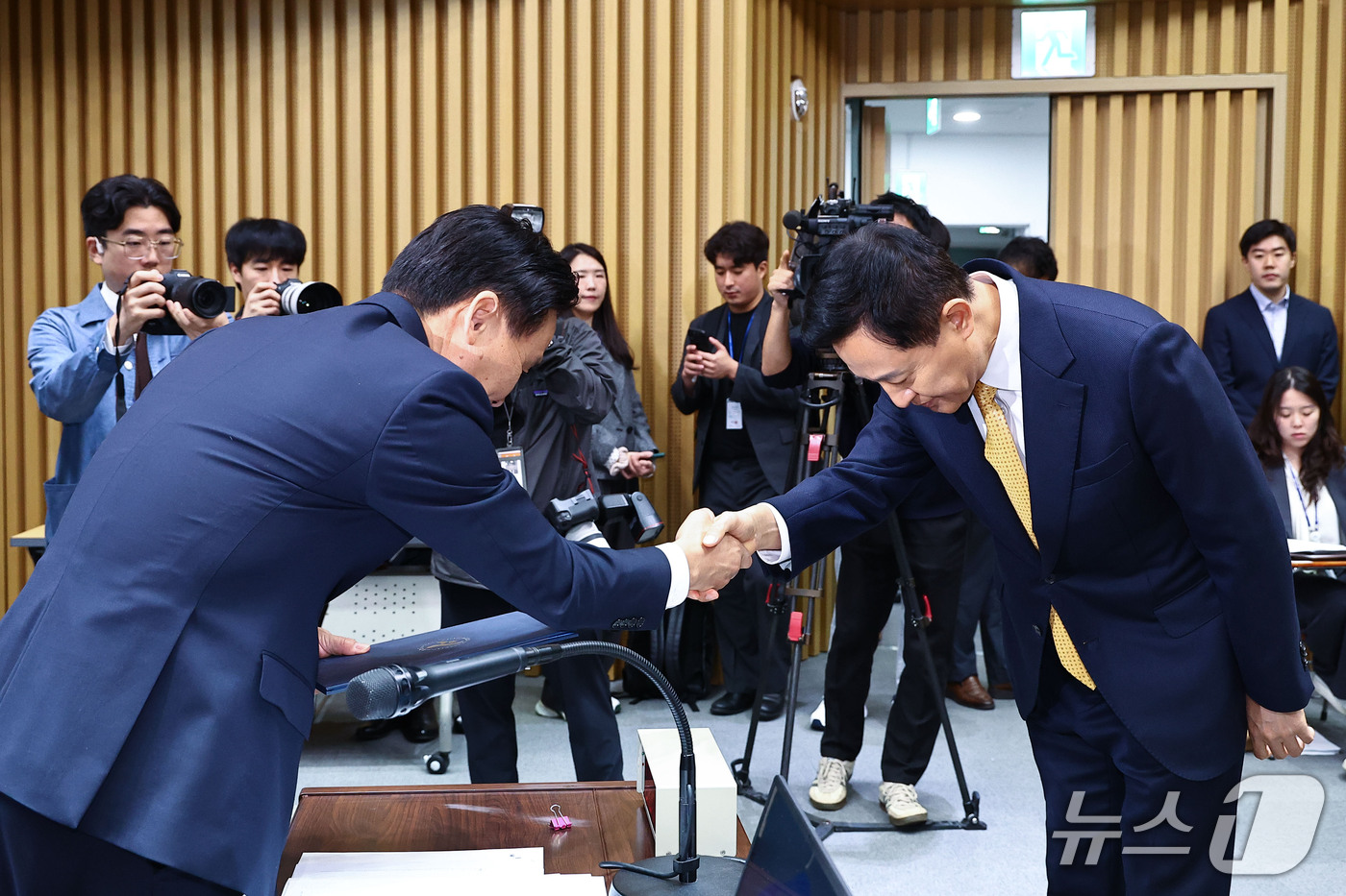 (서울=뉴스1) 구윤성 기자 = 오세훈 서울시장(오른쪽)이 15일 서울시청에서 열린 국회 행정안전위원회 서울특별시 국정감사에서 김영진 위원장에게 선서문을 전달한 후 악수하고 있다. …