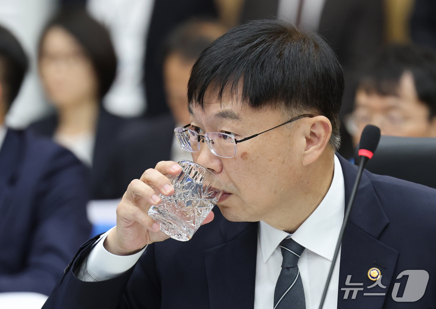 (대전=뉴스1) 김기태 기자 = 안형준 국가데이터처장이 15일 오전 정부대전청사에서 열린 국회 재정경제기획위원회의 국가데이터처, 관세청, 조달청에 대한 국정감사에서 목을 축이고 있 …