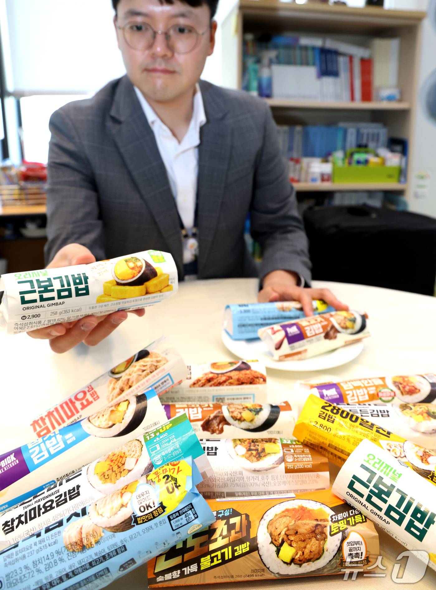 (세종=뉴스1) 김기남 기자 = 한국소비자원 관계자들이 15일 세종시 정부세종청사 공정거래위원회에서 편의점 김밥 12개 제품에 대한 영양 성분, 안전성 등을 시험 평가한 내용을 설 …