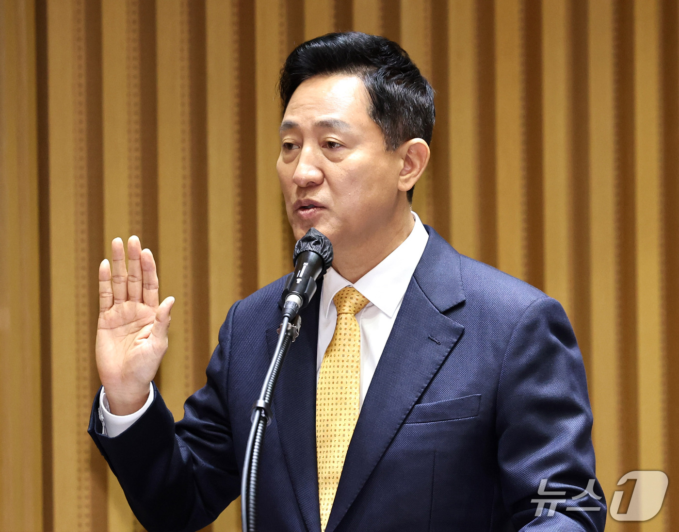 (서울=뉴스1) 구윤성 기자 = 오세훈 서울시장이 15일 서울시청에서 열린 국회 행정안전위원회의 서울시에 대한 국정감사에서 증인선서를 하고 있다.  2026.10.15/뉴스1