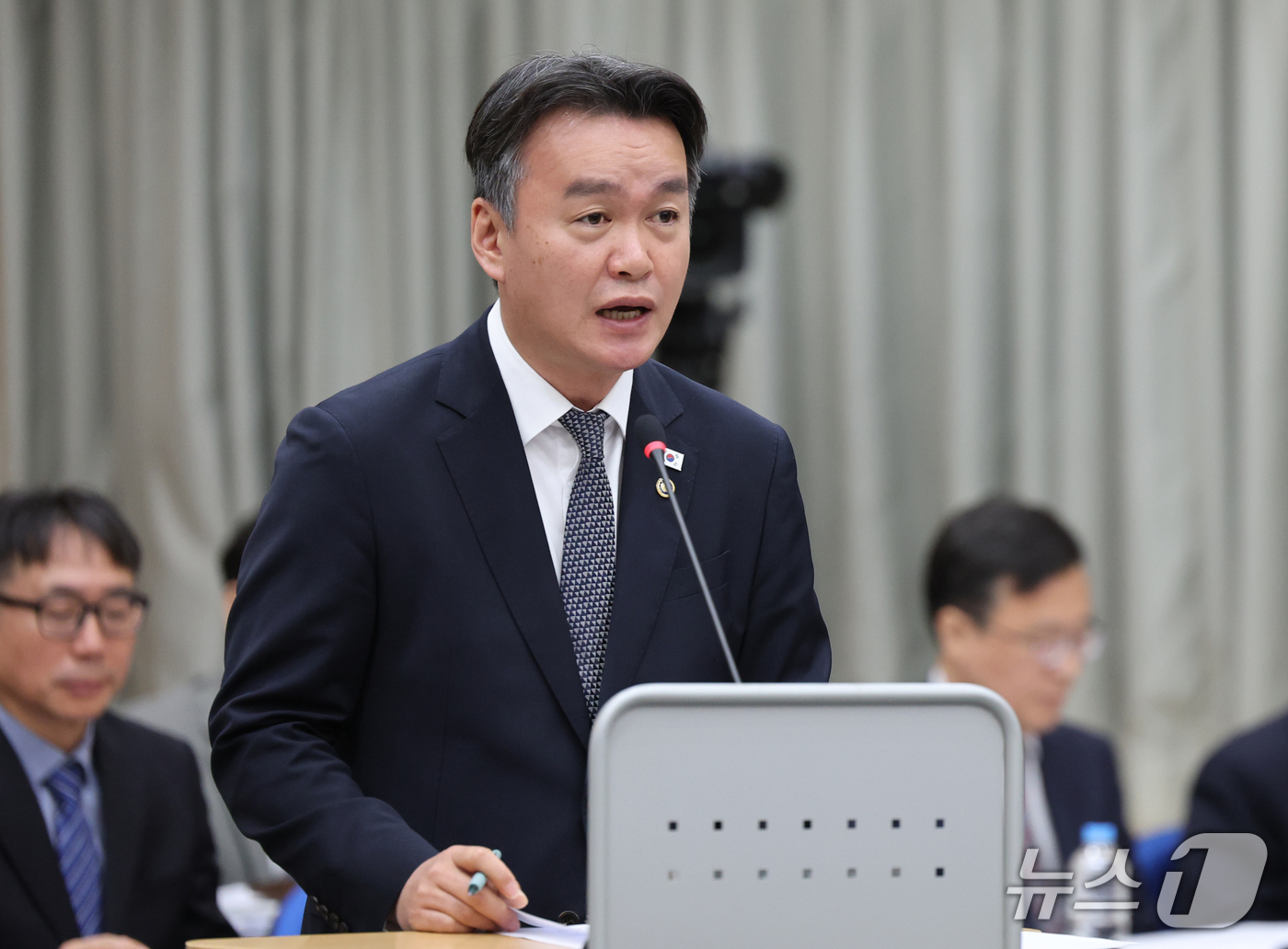(대전=뉴스1) 김기태 기자 = 이종욱 관세청장이 15일 오전 정부대전청사에서 열린 국회 재정경제기획위원회의 국가데이터처, 관세청, 조달청에 대한 국정감사에서 업무보고를 하고 있다 …