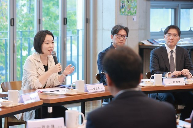 "화학물질 규제로 생산 제한"…이소영, '점프업' 기업 현장 애로 청취(종합)