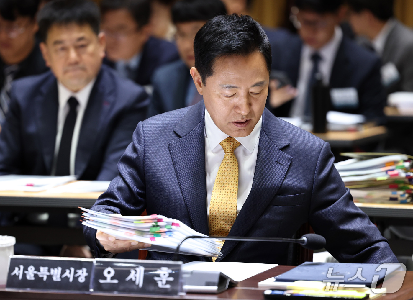 (서울=뉴스1) 구윤성 기자 = 오세훈 서울시장이 15일 서울시청에서 열린 국회 행정안전위원회의 서울시에 대한 국정감사에서 자료를 살피고 있다. 2026.10.15/뉴스1