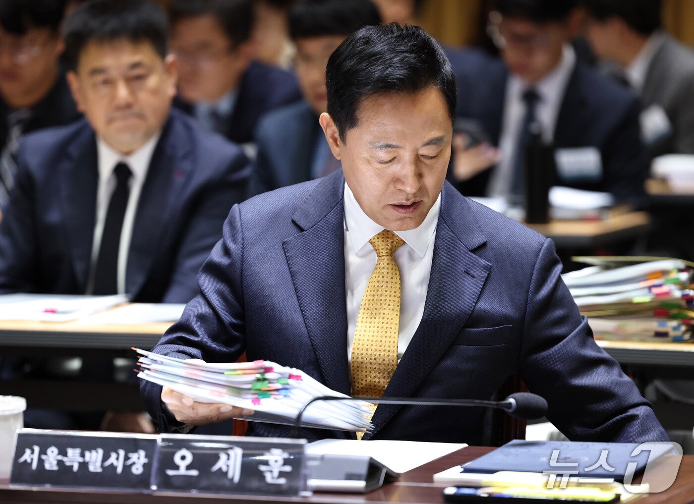 본문 이미지 - 오세훈 서울시장이 15일 서울시청에서 열린 국회 행정안전위원회의 서울시에 대한 국정감사에서 자료를 살피고 있다. 2026.10.15 ⓒ 뉴스1 구윤성 기자