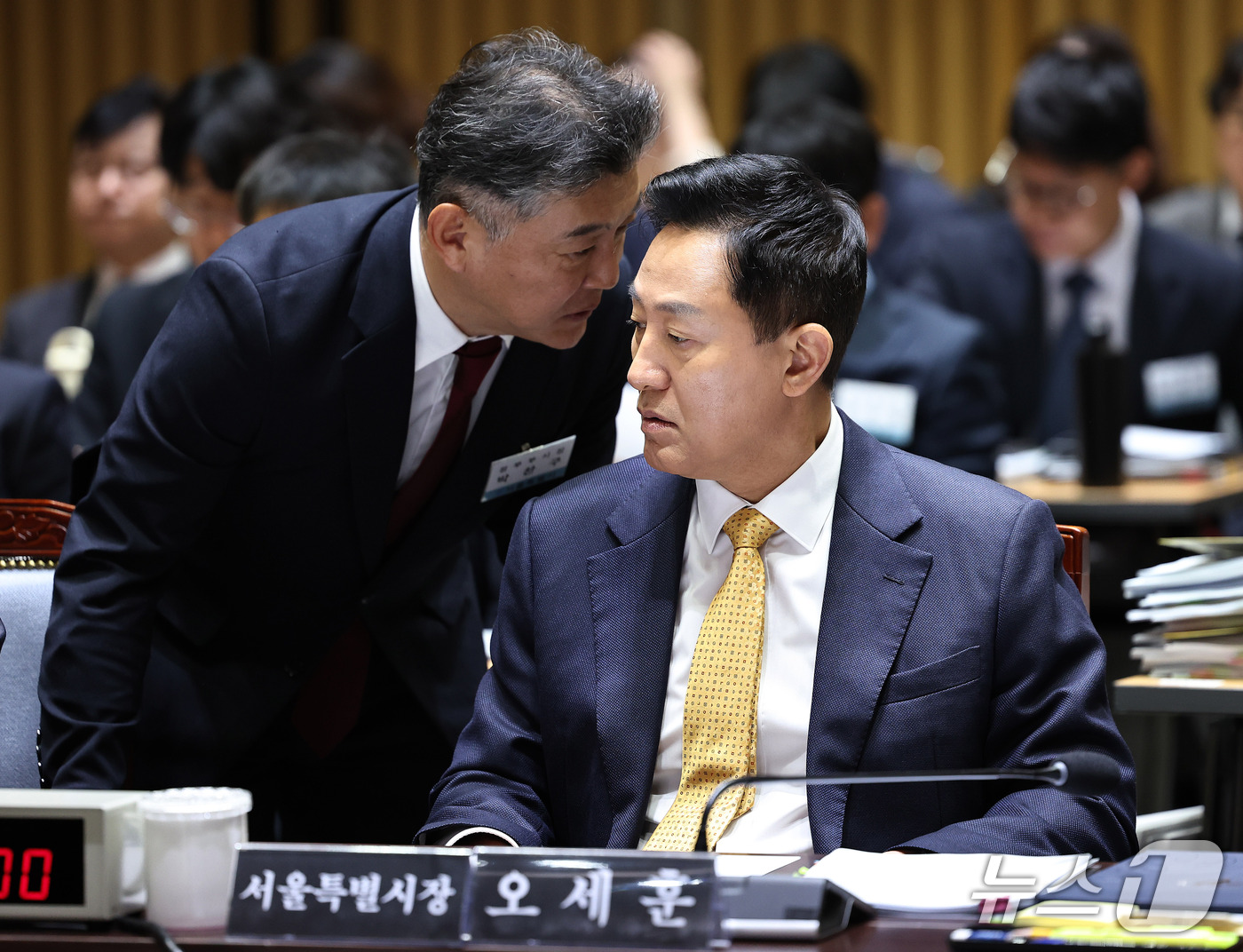 (서울=뉴스1) 구윤성 기자 = 오세훈 서울시장이 15일 서울시청에서 열린 국회 행정안전위원회의 서울시에 대한 국정감사에서 박찬구 정무부시장과 귀엣말을 나누고 있다.  2026.1 …