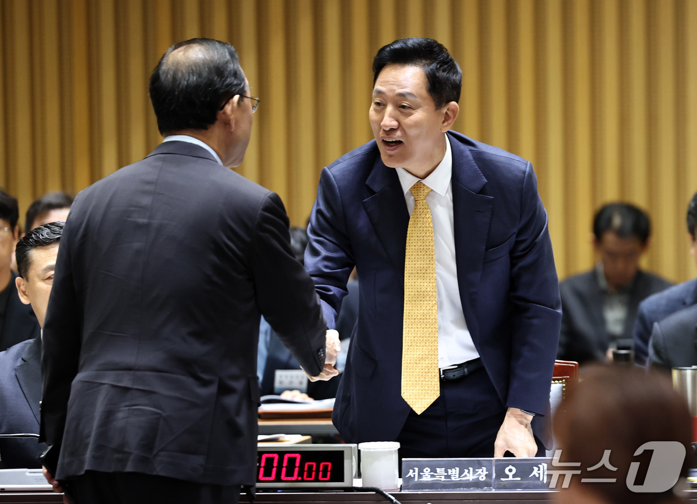 (서울=뉴스1) 구윤성 기자 = 오세훈 서울시장이 15일 서울시청에서 열린 국회 행정안전위원회의 서울시에 대한 국정감사에서 주호영 국민의힘 의원과 인사 나누고 있다. 2026.10 …