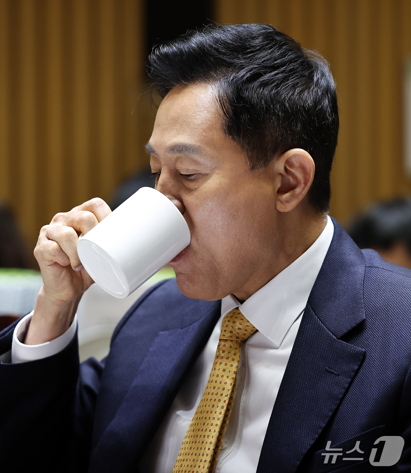 (서울=뉴스1) 구윤성 기자 = 오세훈 서울시장이 15일 서울시청에서 열린 국회 행정안전위원회의 서울시에 대한 국정감사에 참석해 목을 축이고 있다. 2026.10.15/뉴스1