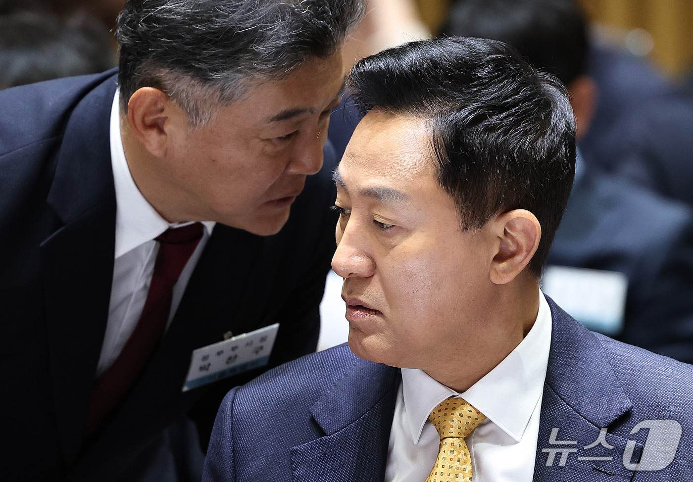 (서울=뉴스1) 구윤성 기자 = 오세훈 서울시장이 15일 서울시청에서 열린 국회 행정안전위원회의 서울시에 대한 국정감사에서 박찬구 정무부시장과 귀엣말을 나누고 있다.  2026.1 …