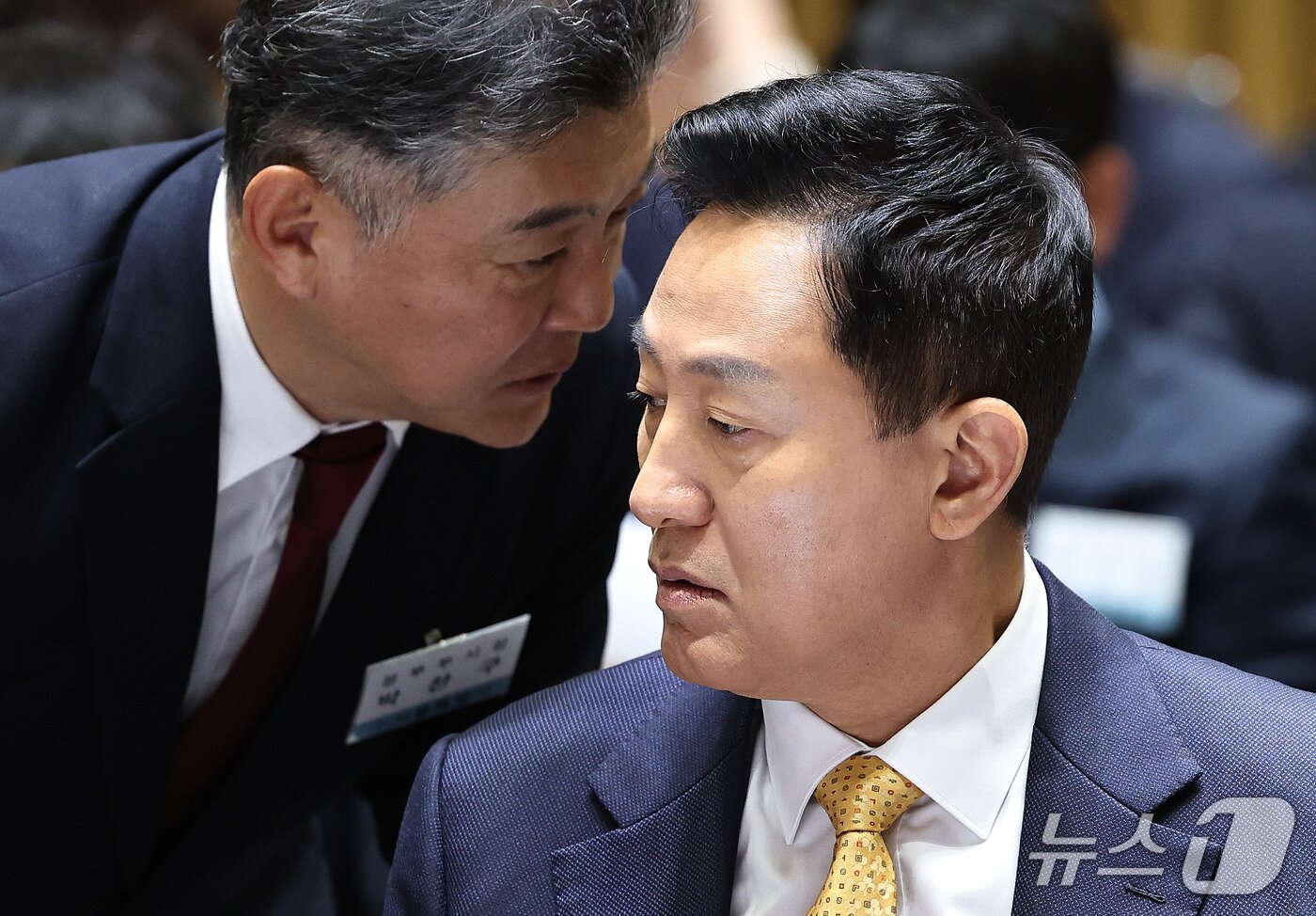 본문 이미지 - 오세훈 서울시장이 15일 서울시청에서 열린 국회 행정안전위원회의 서울시에 대한 국정감사에서 박찬구 정무부시장과 귀엣말을 나누고 있다. 2026.10.15 ⓒ 뉴스1 구윤성 기자