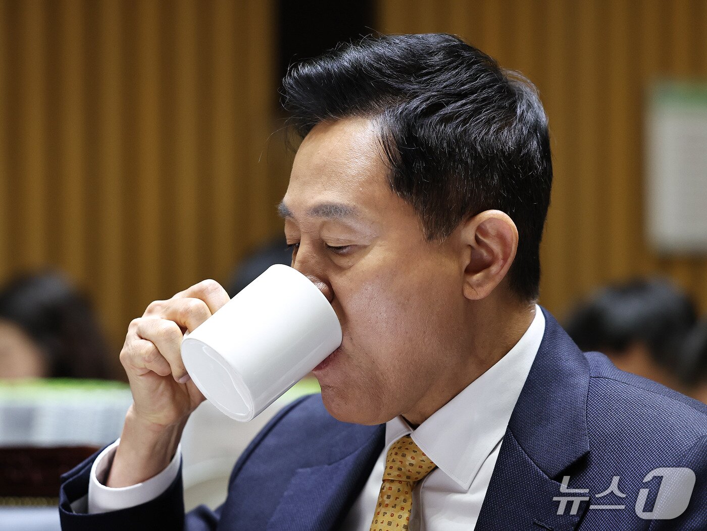 본문 이미지 - 오세훈 서울시장이 15일 서울시청에서 열린 국회 행정안전위원회의 서울시에 대한 국정감사에 참석해 목을 축이고 있다. 2026.10.15 ⓒ 뉴스1 구윤성 기자