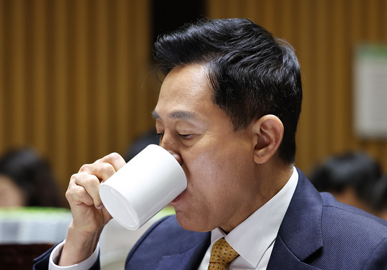 [국감] 목 축이는 오세훈 시장