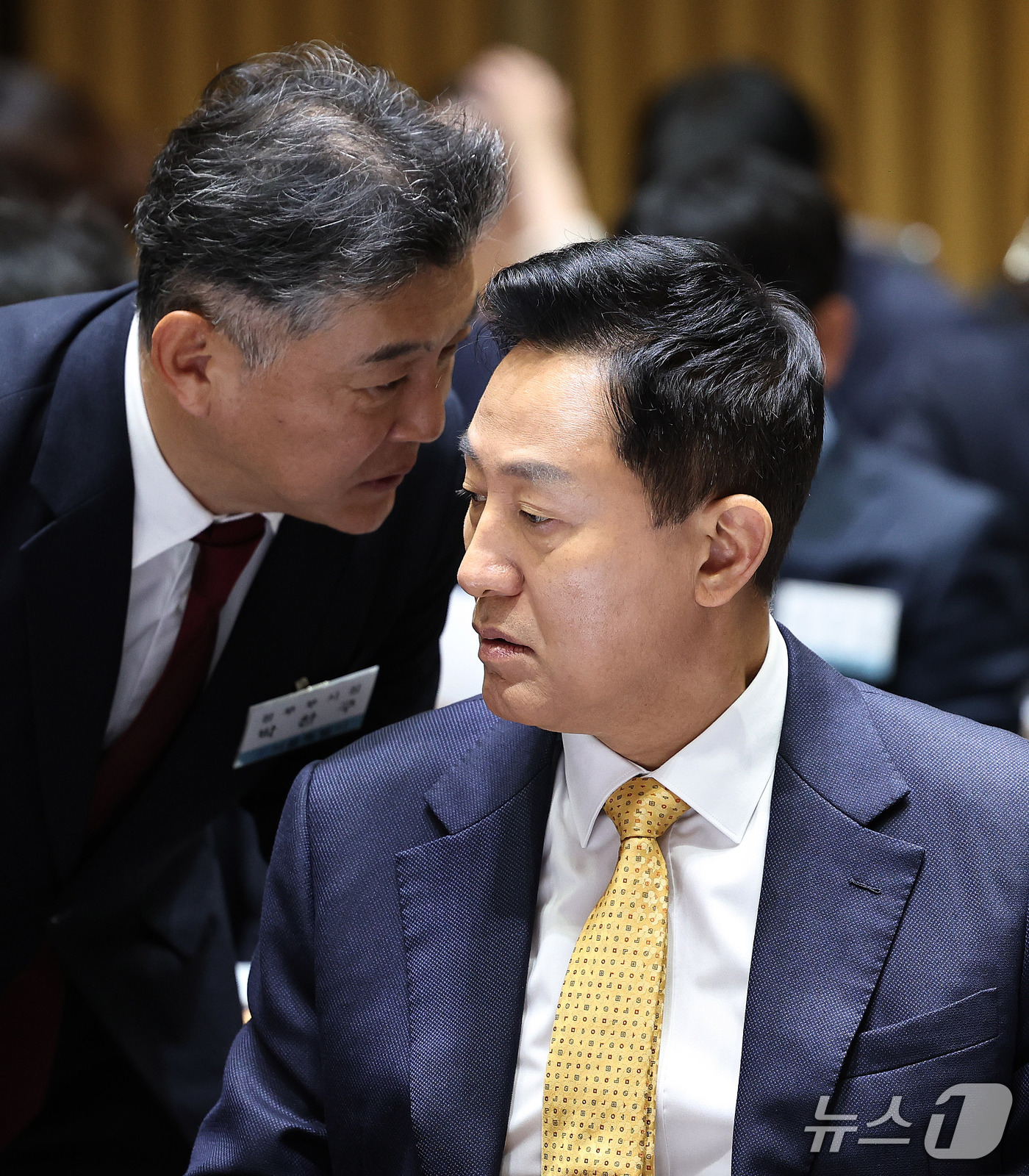 (서울=뉴스1) 구윤성 기자 = 오세훈 서울시장이 15일 서울시청에서 열린 국회 행정안전위원회의 서울시에 대한 국정감사에서 박찬구 정무부시장과 귀엣말을 나누고 있다.  2026.1 …