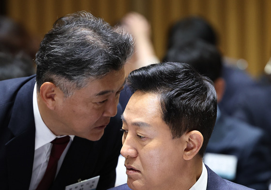 [국감] 대화하는 오세훈 시장과 박찬구 정무부시장