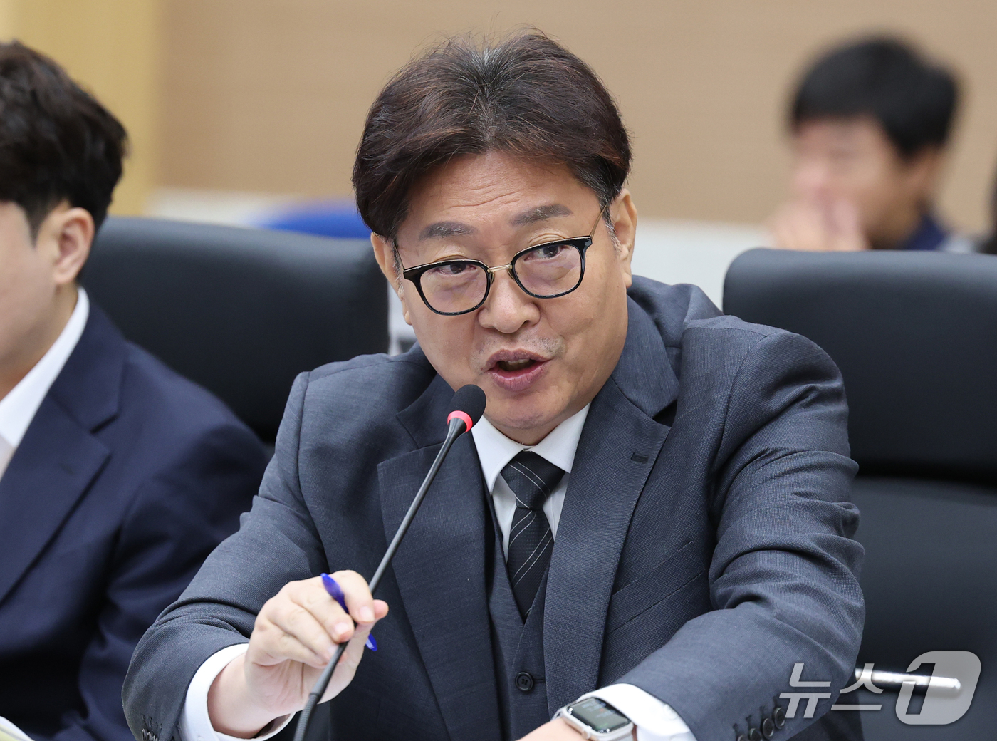 (대전=뉴스1) 김기태 기자 = 이춘석 무소속 의원이 15일 오전 정부대전청사에서 국회 재정경제기획위원회의 국가데이터처, 관세청, 조달청에 대한 국정감사에서 질의하고 하고 있다. …