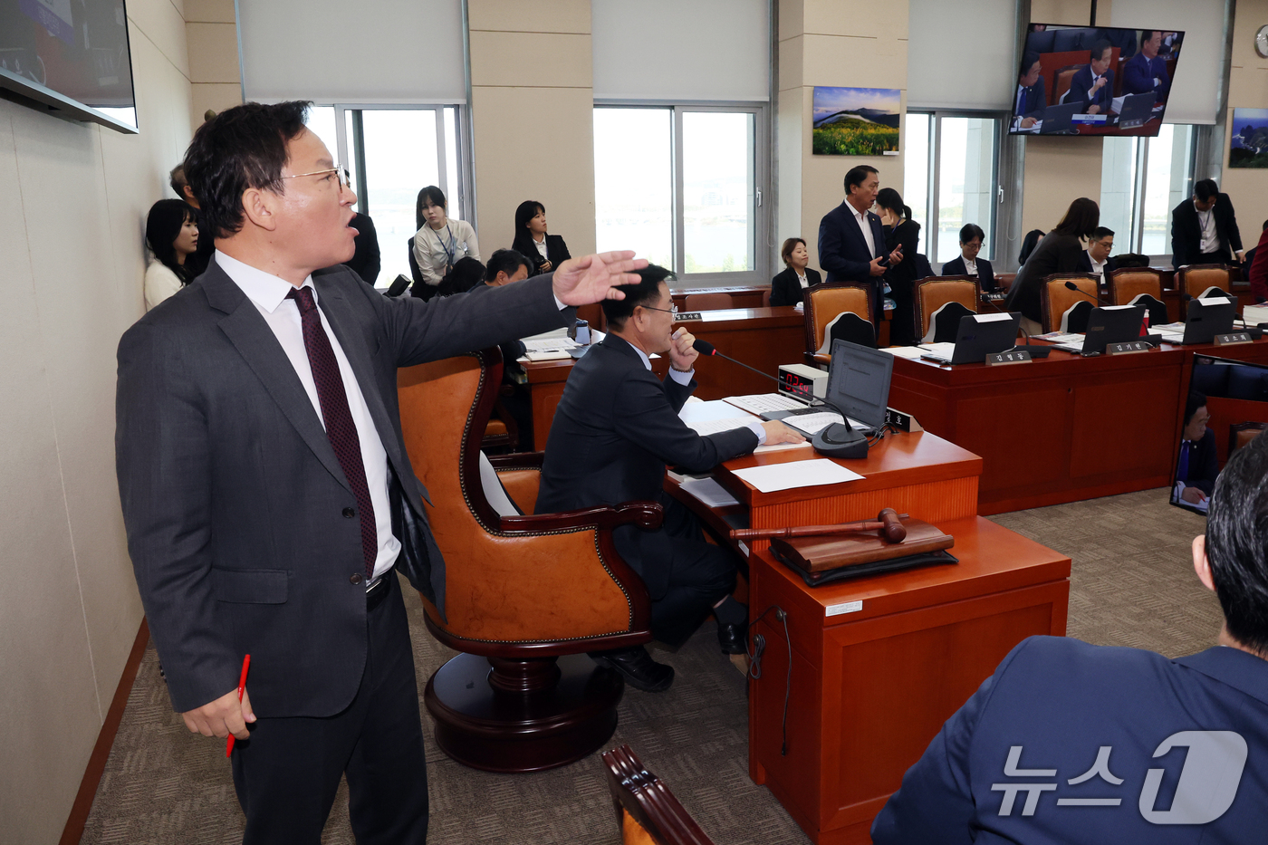 (서울=뉴스1) 황기선 기자 = 국민의힘 김형동 기후환노위 간사와 소속 의원들이 15일 서울 여의도 국회  기후에너지환경노동위원회에서 열린 중앙환경분쟁조정피해구제위원회 등에 대한 …