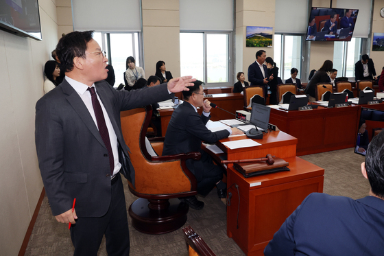 [국감] 국회 기후환노위, 국민의힘 항의하며 퇴장