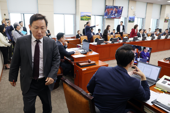 [국감] 국회 기후환노위, 국민의힘 항의하며 퇴장