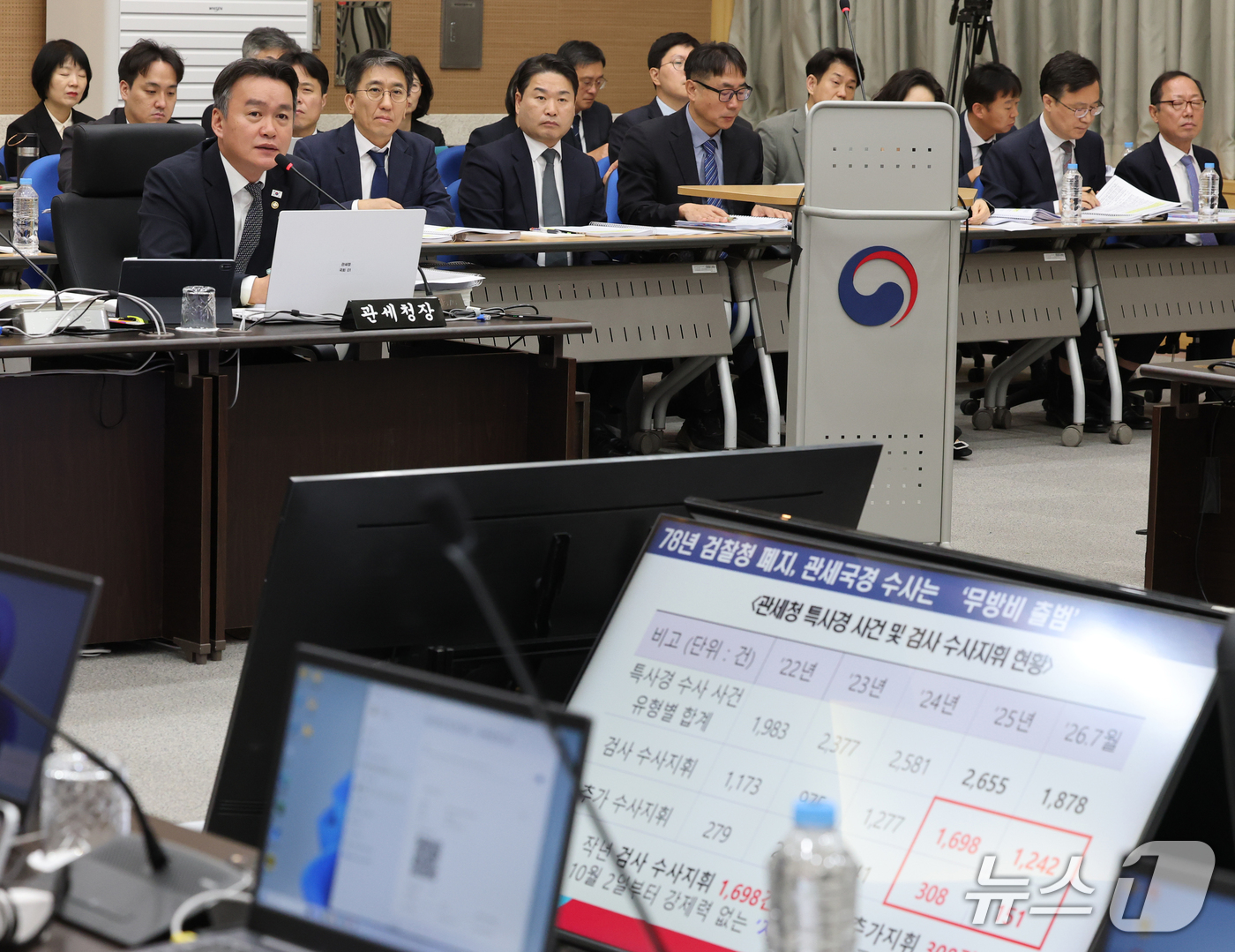 (대전=뉴스1) 김기태 기자 = 이종욱 관세청장이 15일 오전 정부대전청사에서 열린 국회 재정경제기획위원회의 국가데이터처, 관세청, 조달청에 대한 국정감사에서 답변하고 있다. 20 …