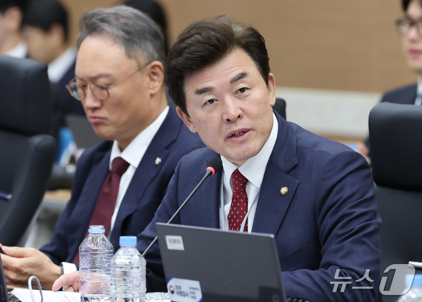 (대전=뉴스1) 김기태 기자 = 윤영석 국민의힘 의원이 15일 오전 정부대전청사에서 국회 재정경제기획위원회의 국가데이터처, 관세청, 조달청에 대한 국정감사에서 질의하고 하고 있다. …
