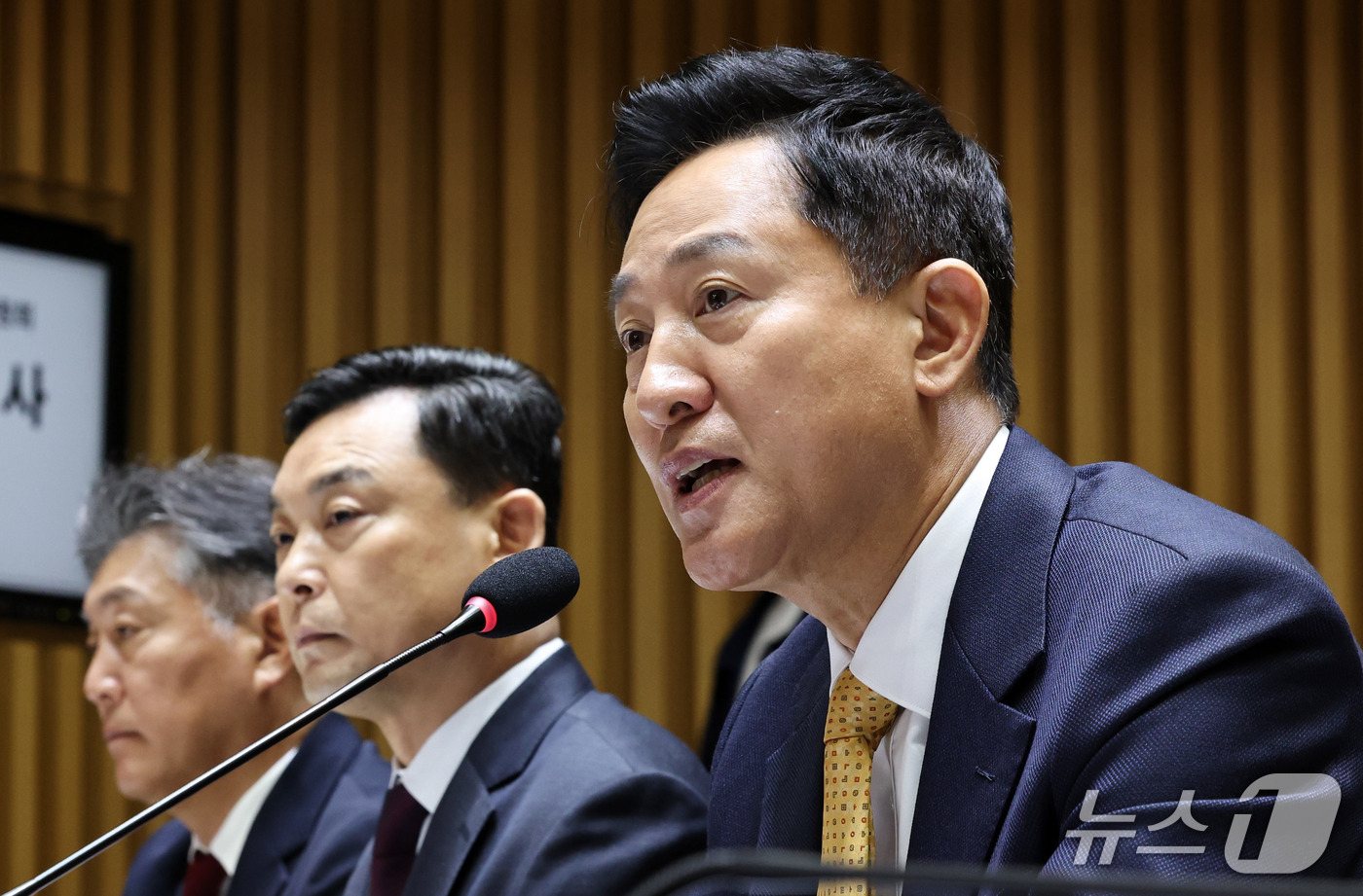 (서울=뉴스1) 구윤성 기자 = 오세훈 서울시장이 15일 서울시청에서 열린 국회 행정안전위원회의 서울시에 대한 국정감사에서 질의에 답변하고 있다. 2026.10.15/뉴스1