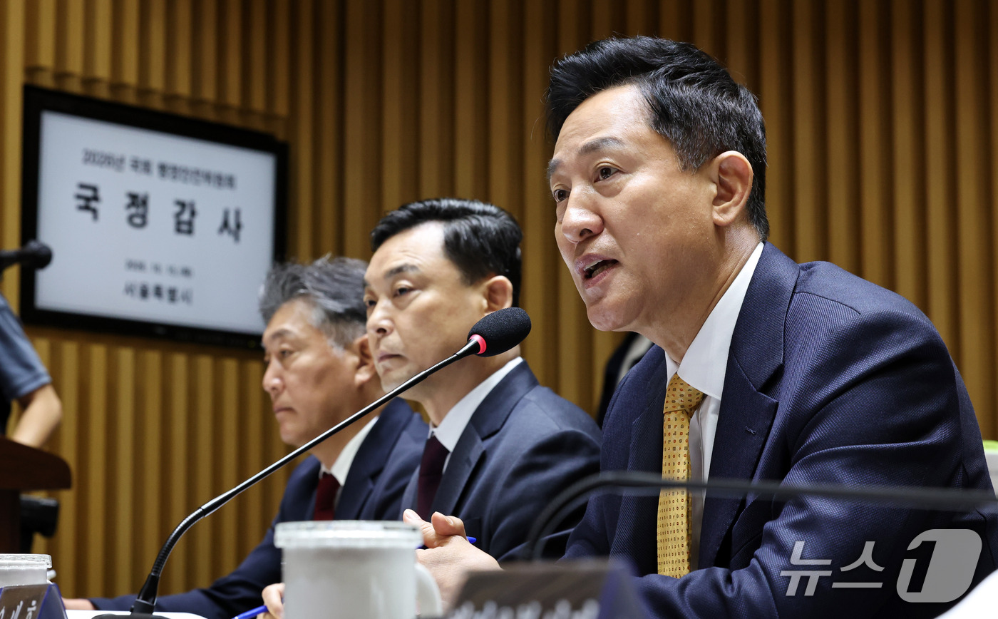 (서울=뉴스1) 구윤성 기자 = 오세훈 서울시장이 15일 서울시청에서 열린 국회 행정안전위원회의 서울시에 대한 국정감사에서 질의에 답변하고 있다. 2026.10.15/뉴스1