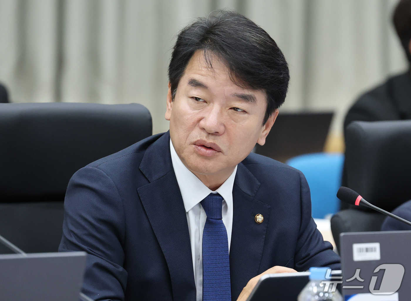 (대전=뉴스1) 김기태 기자 = 문진석 더불어민주당 의원이 15일 오전 정부대전청사에서 국회 재정경제기획위원회의 국가데이터처, 관세청, 조달청에 대한 국정감사에서 질의하고 하고 있 …