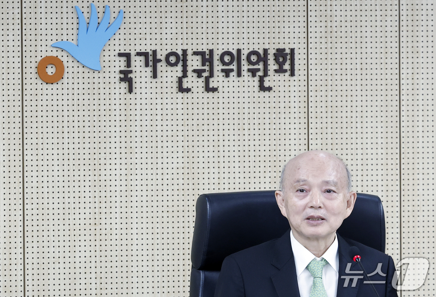 (서울=뉴스1) 박정호 기자 = 안창호 국가인권위원장이 15일 오전 서울 중구 삼일대로 국가인권위에서 열린 제30차 상임위원회를 주재하고 있다.인권위는 이날 군 성 고충 예방·대응 …