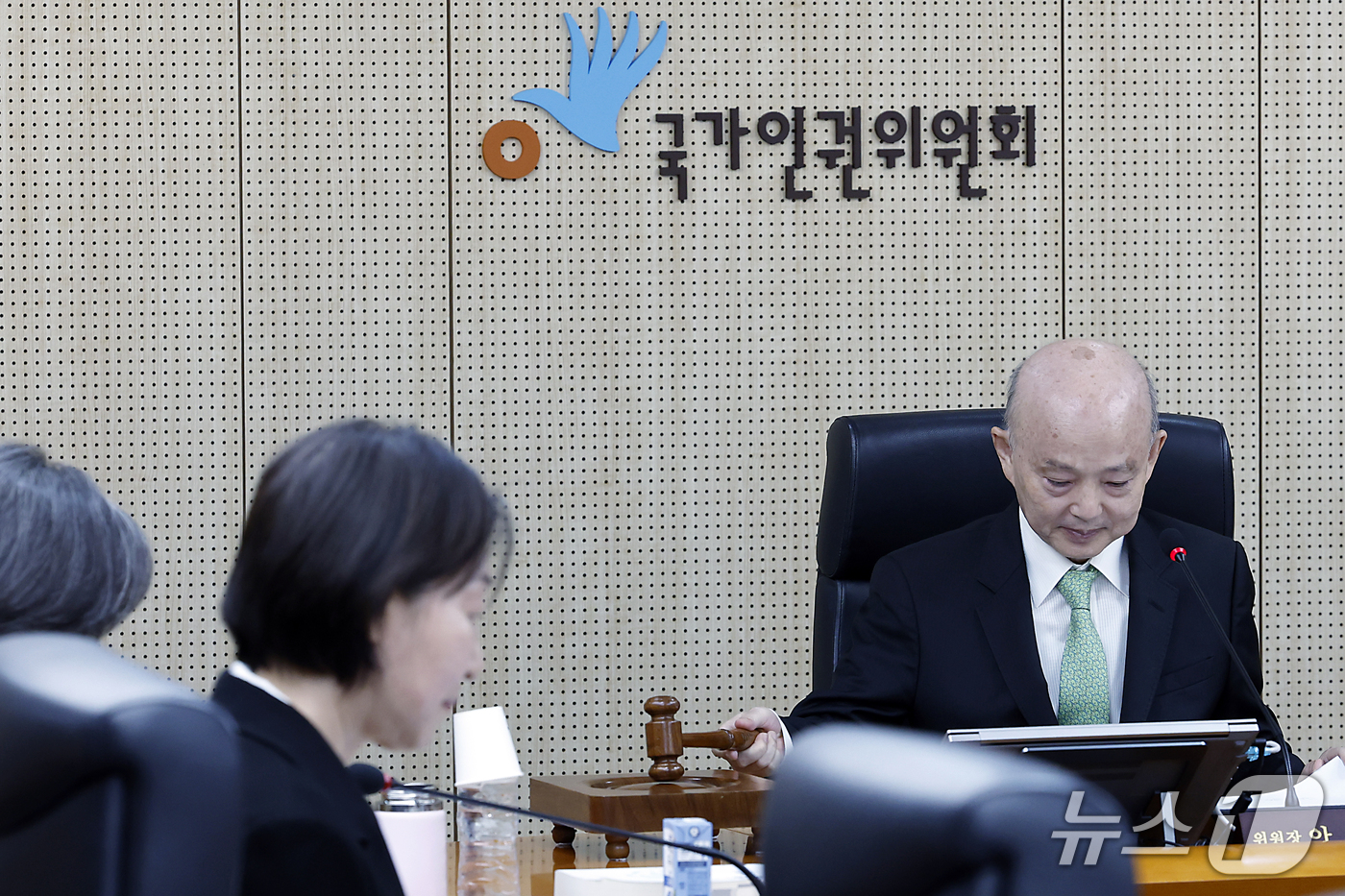 (서울=뉴스1) 박정호 기자 = 안창호 국가인권위원장이 15일 오전 서울 중구 삼일대로 국가인권위에서 열린 제30차 상임위원회를 주재하고 있다.인권위는 이날 군 성 고충 예방·대응 …