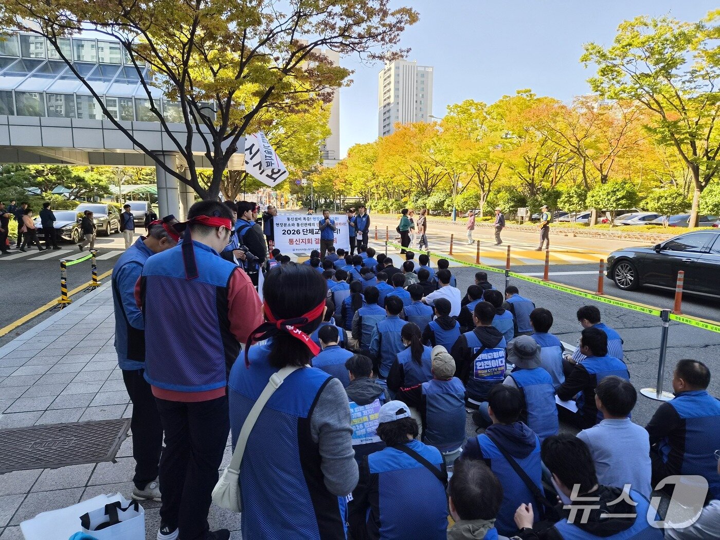 본문 이미지 - 23일 전면 총파업을 예고한 부산지하철노동조합 조합원들이 15일 오전 부산시청 앞 광장에서 사흘째 노숙 농성을 벌이며 결의를 다지고 있다. 2026.10.15 ⓒ News1 임순택 기자