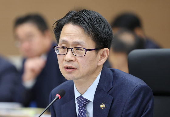 [국감] 질의에 답변하는 백승보 조달청장