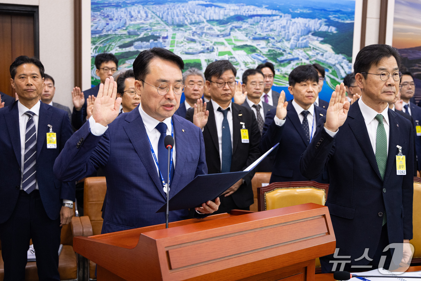 (서울=뉴스1) 유승관 기자 = 이헌욱 한국부동산원장을 비롯한 기관증인들이 15일 서울 여의도 국회에서 열린 국토교통위원회의 한국부동산원 등에 대한 국정감사에 출석해 증인 선서를 …