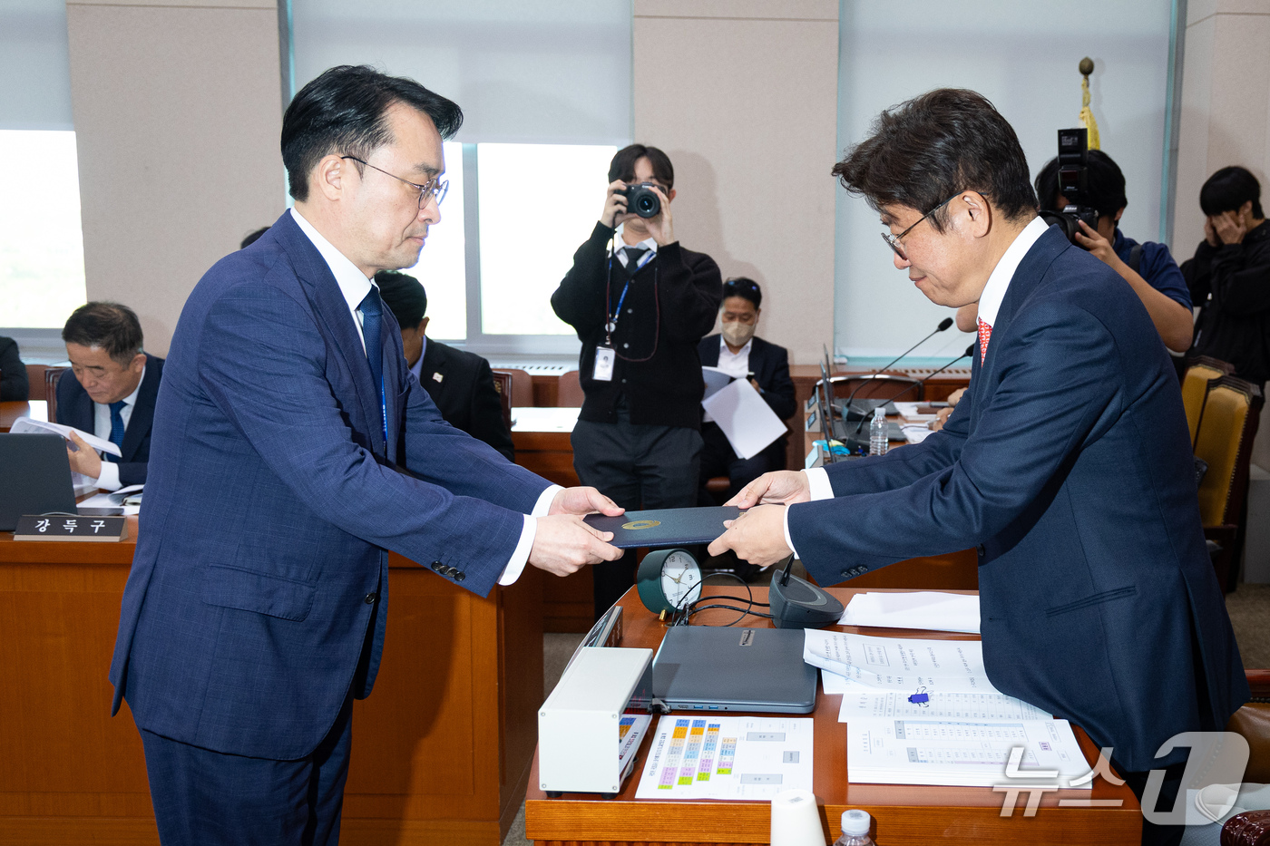 (서울=뉴스1) 유승관 기자 = 이헌욱 한국부동산원장이 15일 서울 여의도 국회에서 열린 국토교통위원회의 한국부동산원 등에 대한 국정감사에 출석해 증인선서 후 선서문을 유의동 국토 …