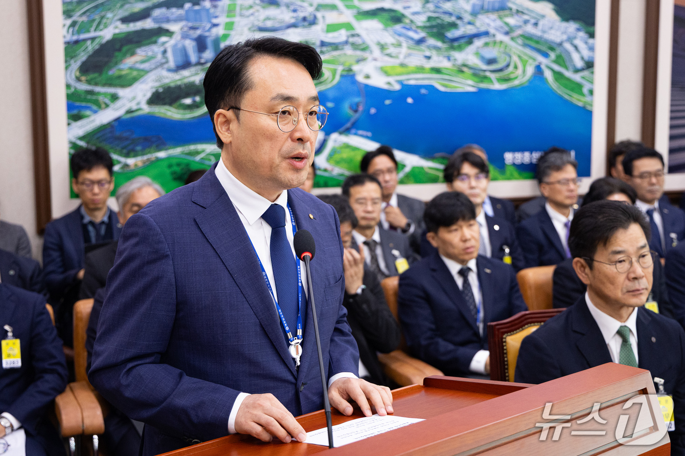 (서울=뉴스1) 유승관 기자 = 이헌욱 한국부동산원장이 15일 서울 여의도 국회에서 열린 국토교통위원회의 한국부동산원 등에 대한 국정감사에 출석해 업무보고를 하고 있다. 2026. …