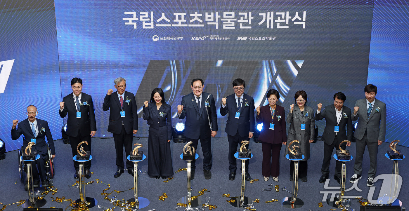 (서울=뉴스1) = 15일 서울 송파구에서 열린 국립스포츠박물관 개관식에서 최휘영 문화체육관광부 장관 등 참석자들이 기념촬영을 하고 있다. (문화체육관광부 제공. 재판매 및 DB …