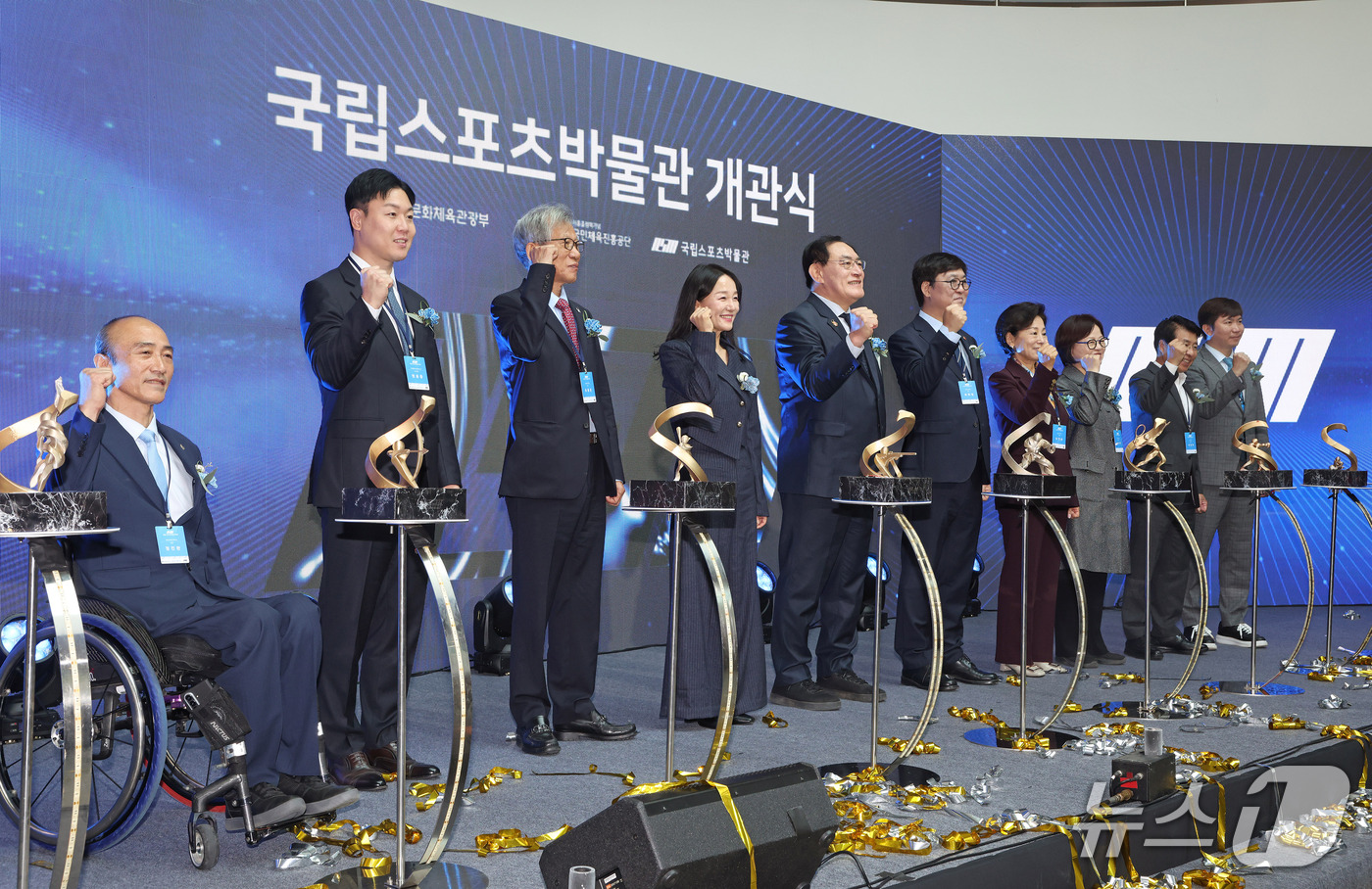 (서울=뉴스1) = 15일 서울 송파구에서 열린 국립스포츠박물관 개관식에서 최휘영 문화체육관광부 장관 등 참석자들이 기념촬영을 하고 있다. (문화체육관광부 제공. 재판매 및 DB …