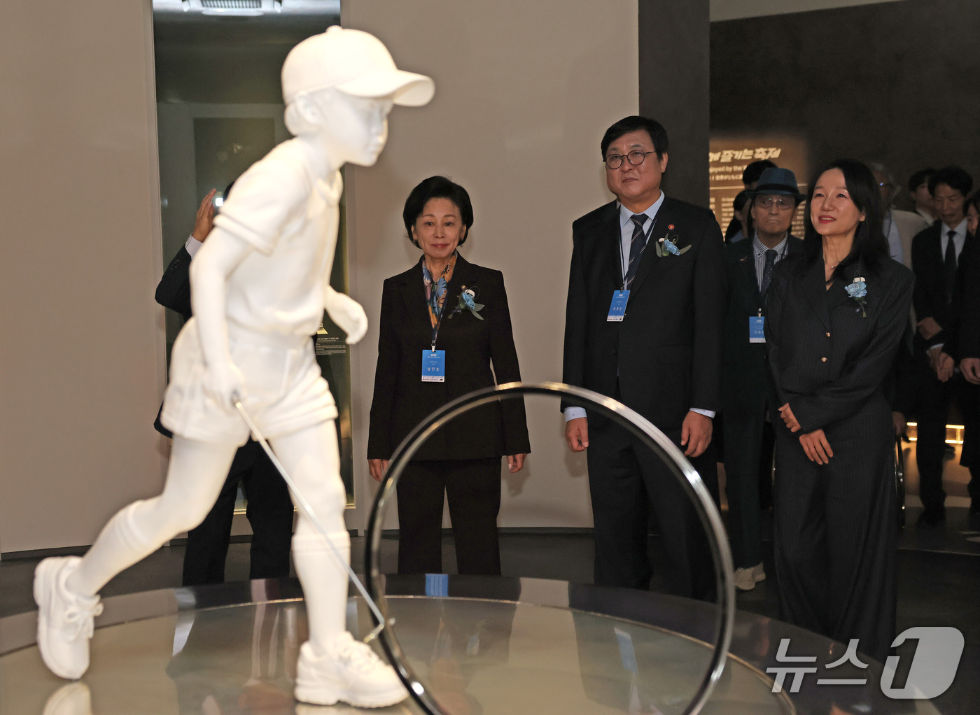 (서울=뉴스1) = 최휘영 문화체육관광부 장관이 15일 서울 송파구에 개관한 '국립스포츠박물관'에서 1988 서울 올림픽 개회식에서 사용된 굴렁쇠를 바라보고 있다. (문화체육관광부 …