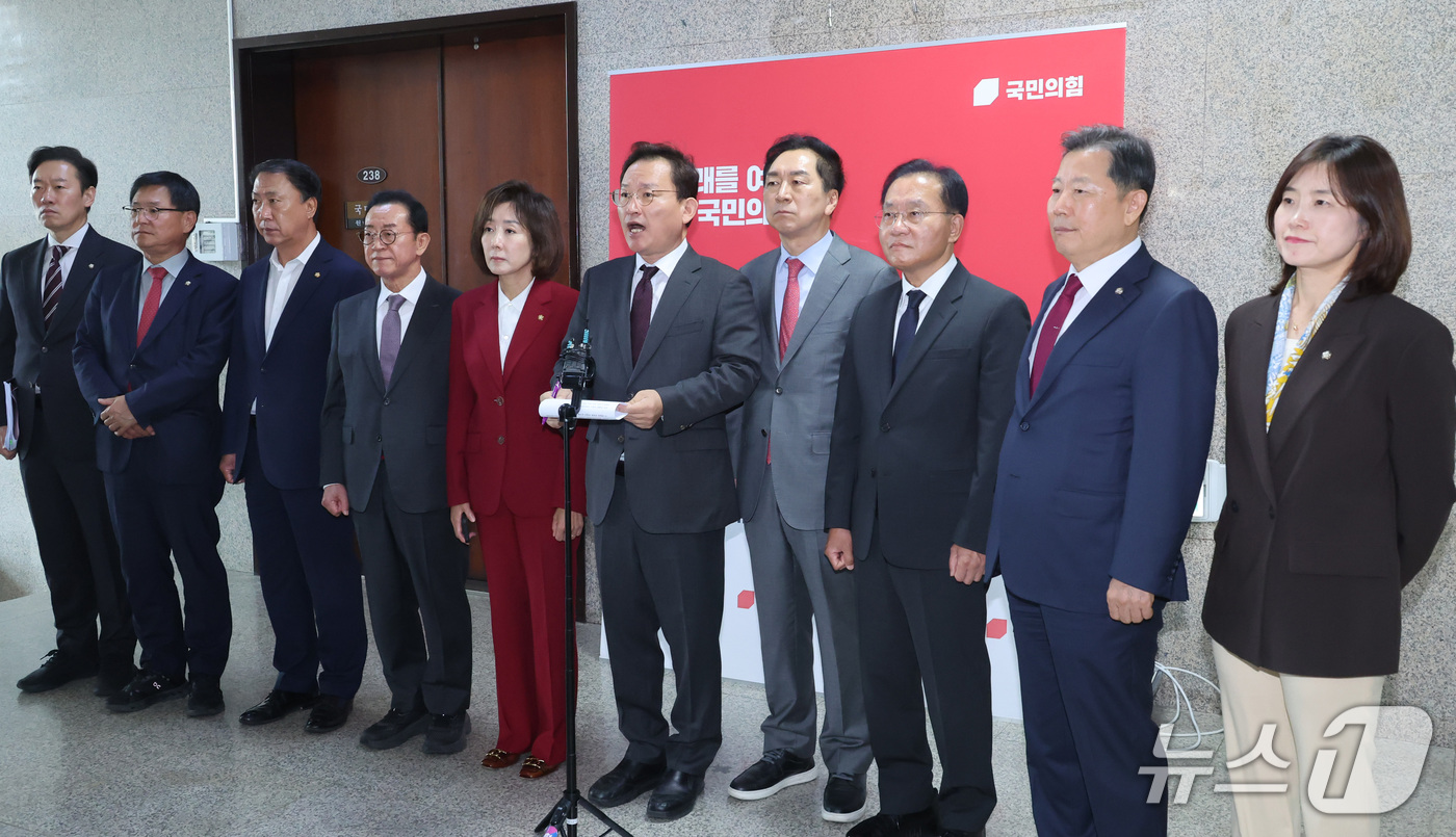 (서울=뉴스1) 신웅수 기자 = 김형동 간사를 비롯한 국민의힘 기후에너지환경노동위원회 위원들이 15일 서울 여의도 국회에서 국정감사 현안 관련 기자회견을 하고 있다. 2026.10 …