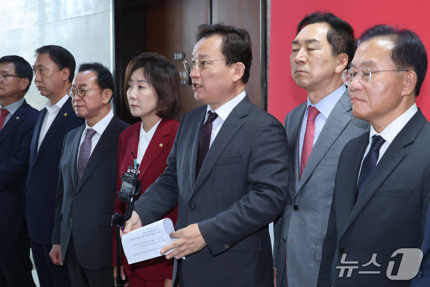 (서울=뉴스1) 신웅수 기자 = 김형동 간사를 비롯한 국민의힘 기후에너지환경노동위원회 위원들이 15일 서울 여의도 국회에서 국정감사 현안 관련 기자회견을 하고 있다. 2026.10 …