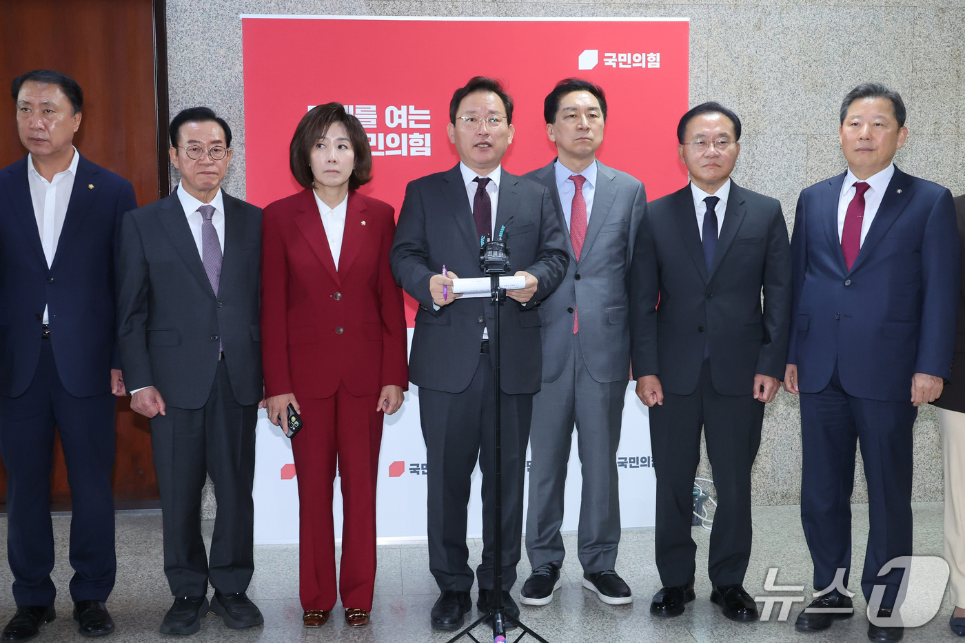 (서울=뉴스1) 신웅수 기자 = 김형동 간사를 비롯한 국민의힘 기후에너지환경노동위원회 위원들이 15일 서울 여의도 국회에서 국정감사 현안 관련 기자회견을 하고 있다. 2026.10 …