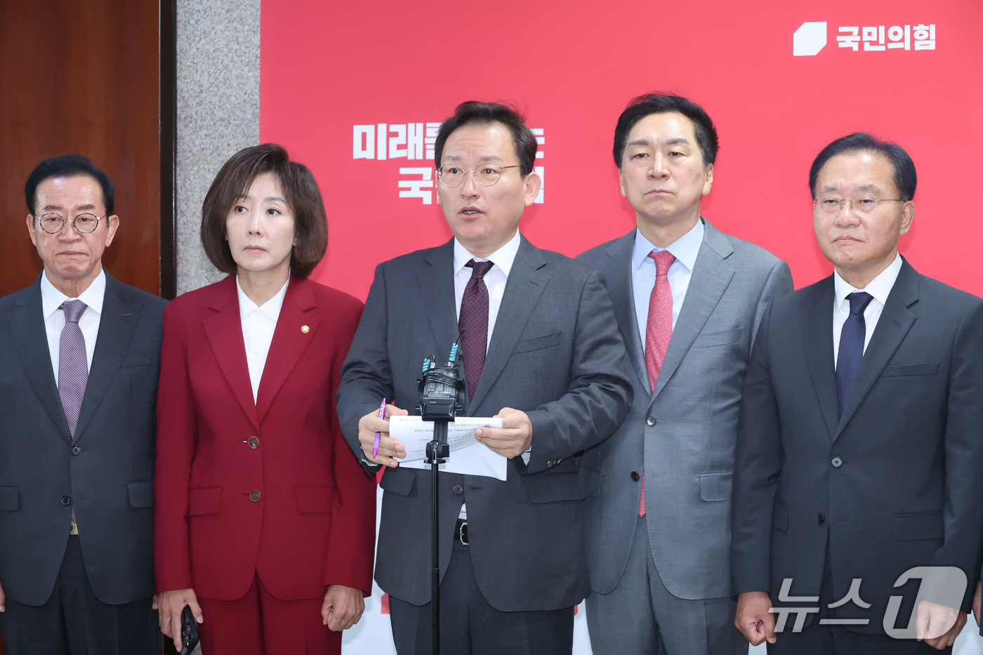 (서울=뉴스1) 신웅수 기자 = 김형동 간사를 비롯한 국민의힘 기후에너지환경노동위원회 위원들이 15일 서울 여의도 국회에서 국정감사 현안 관련 기자회견을 하고 있다. 2026.10 …
